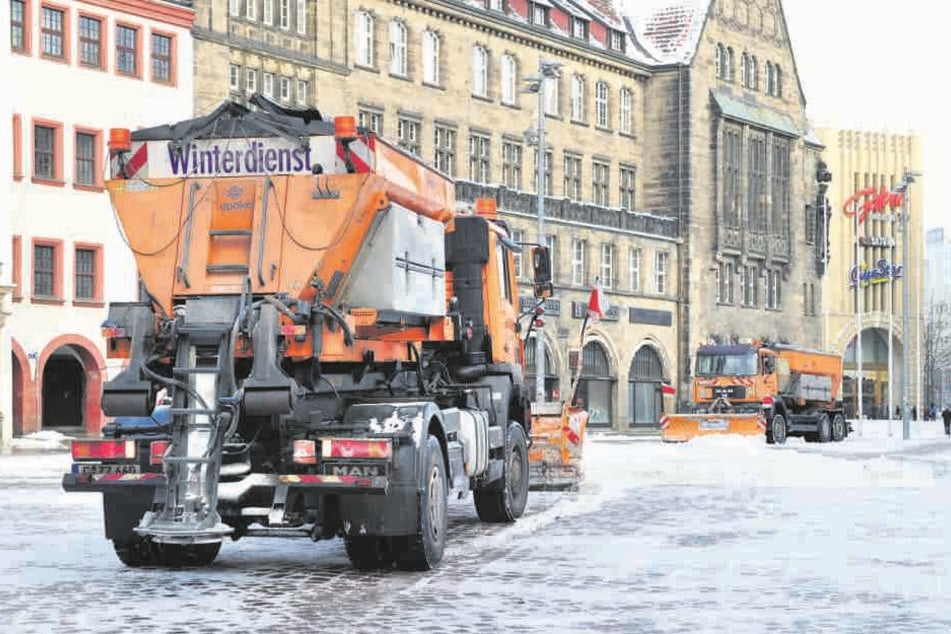 Winterdienstfahrzeuge beim Schneeschieben auf dem Chemnitzer Marktplatz.
