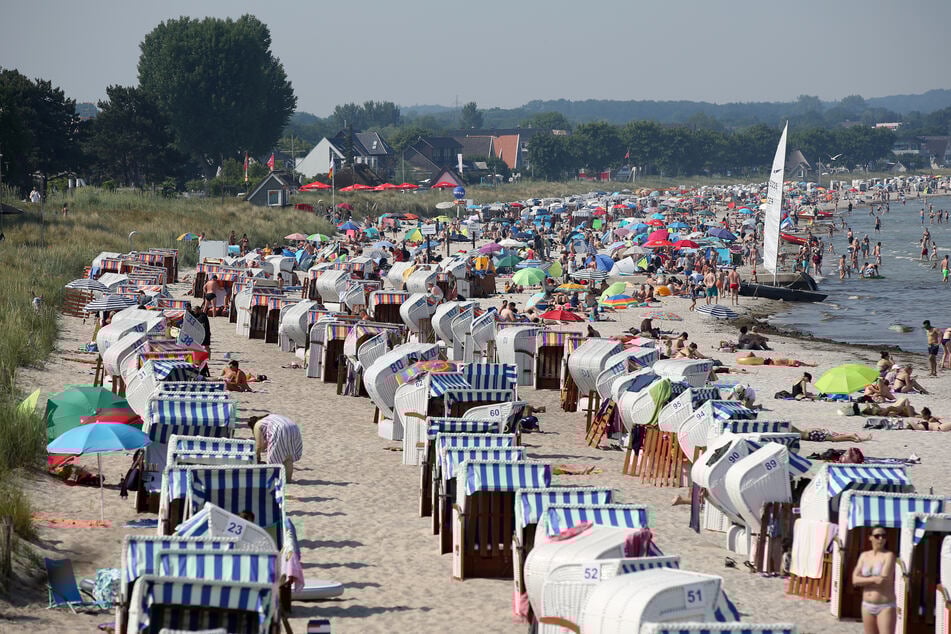 Mit Badegästen und Strandkörben gut gefüllt ist der Strand von Scharbeutz bei Sonnenschein und Temperaturen um die 30 Grad Celsius.