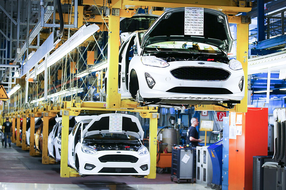 Fahrzeuge vom Typ Ford Fiesta fahren am Fließband durch die Werkhalle
