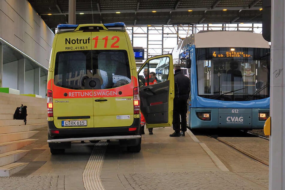 Der verletzte Fahrer wurde ins Krankenhaus gebracht.