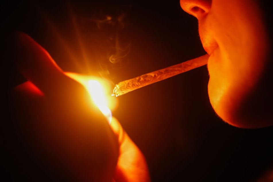 Der Mann rauchte offenbar während der Fahrt einen Joint. (Symbolbild)