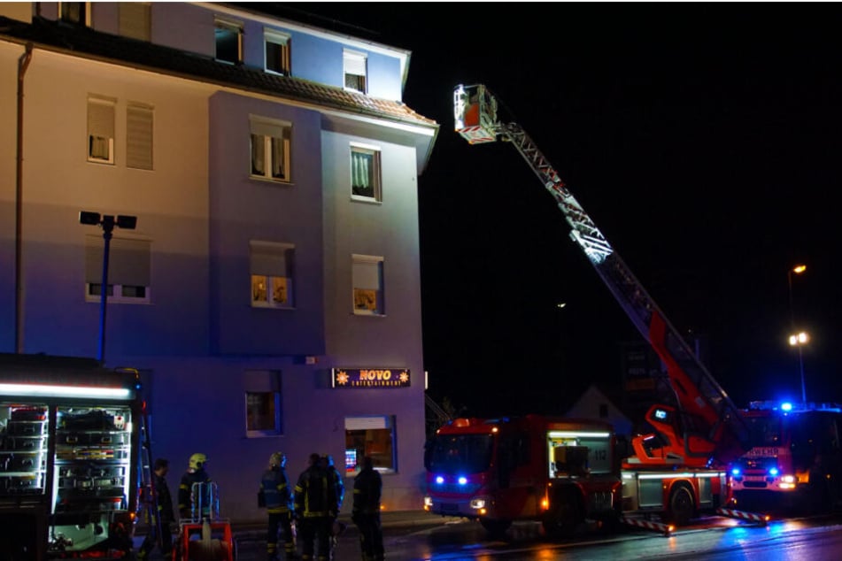Die Feuerwehr löscht mit einer Drehleiter den Brand.