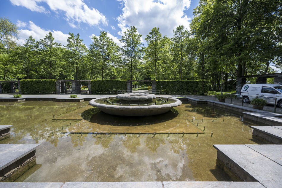 Der Leuchtbrunnen in Chemnitz sprudelt am Wochenende wieder. Wegen Reparaturarbeiten stand die Anlage seit Mai still.