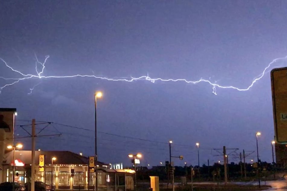 Blitze am Himmel über Dresden. Der Pilot einer Lufthansa-Maschine entschied, hier nicht zu landen.