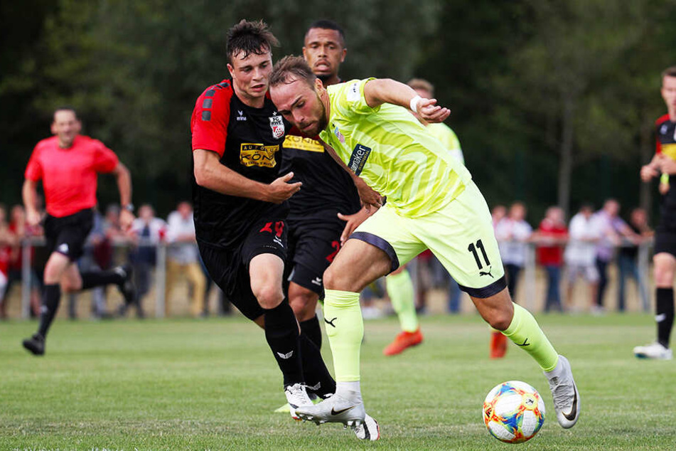 FSV-Flügelflitzer Fabio Vitertti (r.) setzt sich im Zweikampf entschlossen durch.