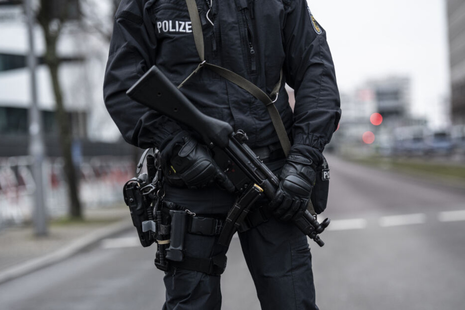 Menschen sollen sich bald bei einem Polizeibeauftragten über Fehlverhalten von Polizisten beschweren können. (Symbolbild)