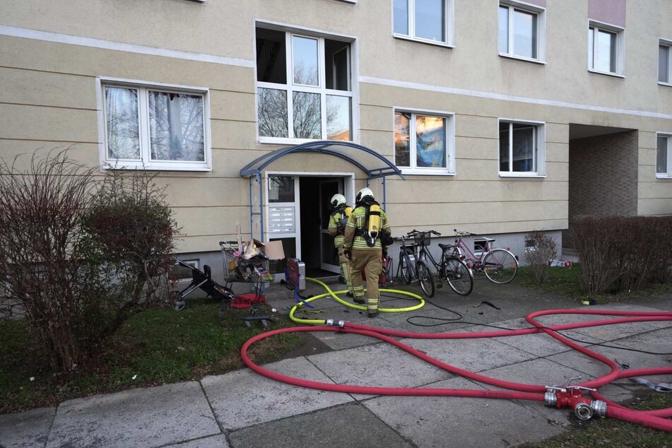 Aufgrund der hohen Rauchentwicklung konnten die Einsatzkräfte der Feuerwehr die Kellerräume des Mehrfamilienhauses nur mit Atemschutz betreten.