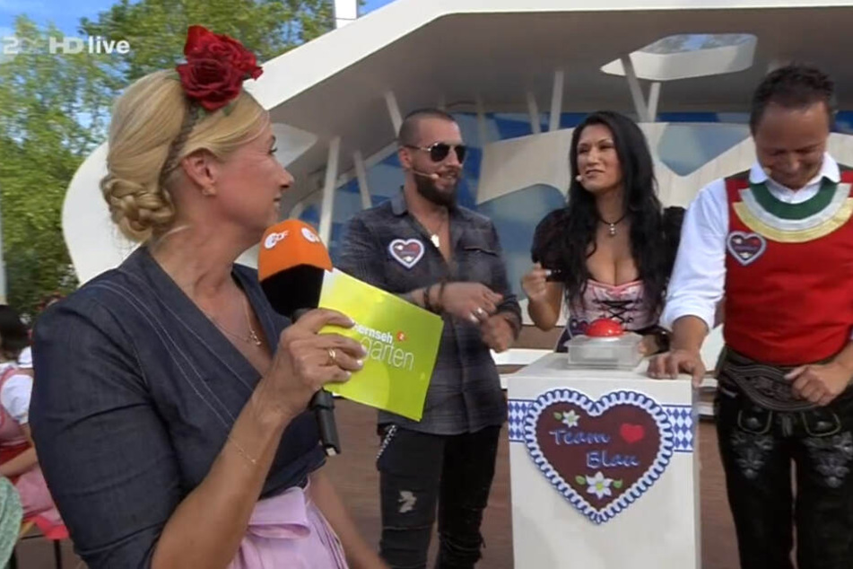Antonia aus Tirol (2.v.re.) betont offenherzig, wie man sie kennt.