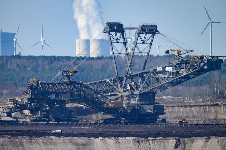 Der Tagebau Nochten und das Kraftwerk Schwarze Pumpe (Hintergrund): Das Lausitzer Braunkohlerevier steht vor einem großen Strukturwandel.