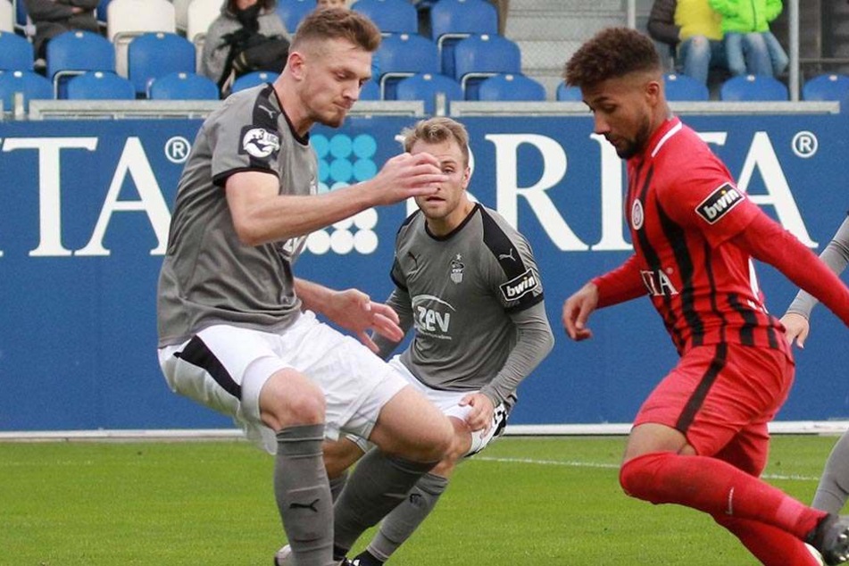 Alexander Sorge (l.) stellt sich Wiesbadens Daniel-Kofi Kyereh entgegen.