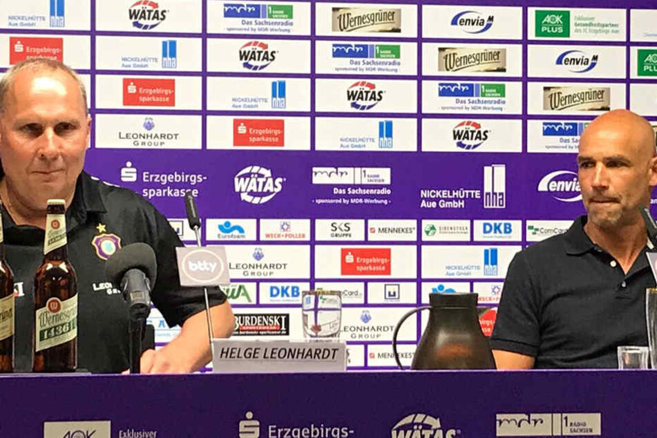 Aue-Präsident Helge Leonhardt (l.) nimmt neben dem neuen Coach Thomas Letsch Platz.