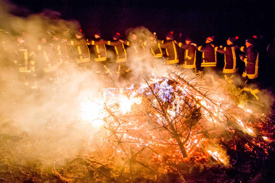 Wärmender Brauch: Viele Feuerwehren im Erzgebirge wie hier in Pfaffroda laden am kommenden Wochenende zum Weihnachtsbaumverbrennen ein.