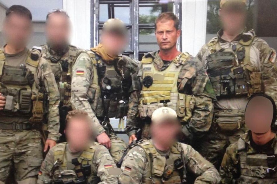 Der Schauspieler posiert mit einer Gruppe Soldaten.
