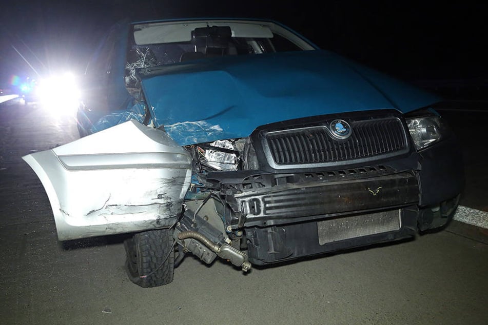Im demolierten Skoda klemmt nach dem Crash der Kotflügel des Opel.