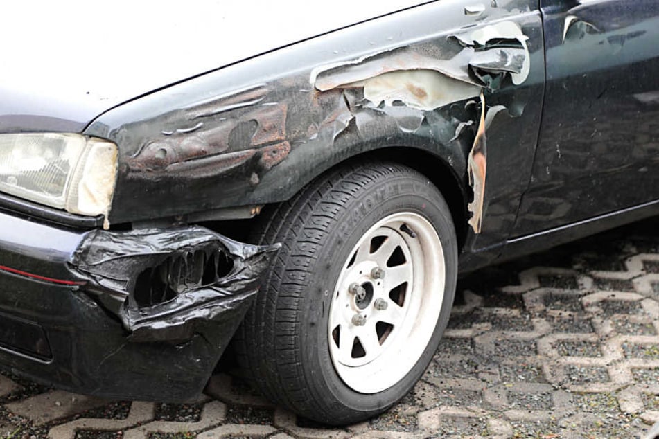 Auch ein daneben geparkter Ford wurde beschädigt.