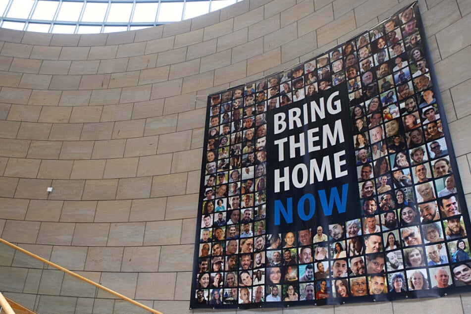 Ein Monat nach brutaler Attacke auf Israel: Menschen erinnern an hunderte gefangene Geiseln