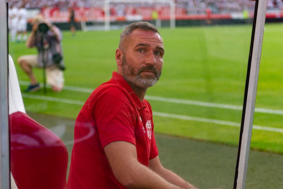 VfB-Trainer Tim Walter sitzt auf der Trainerbank.