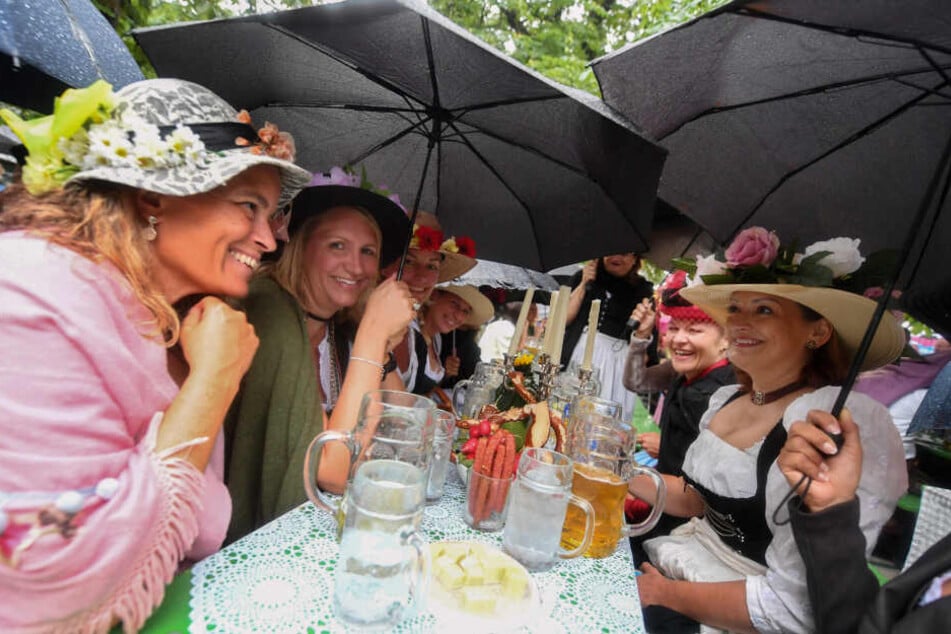 Regenschirme mussten Gwand, Bier und Brotzeit schützen.