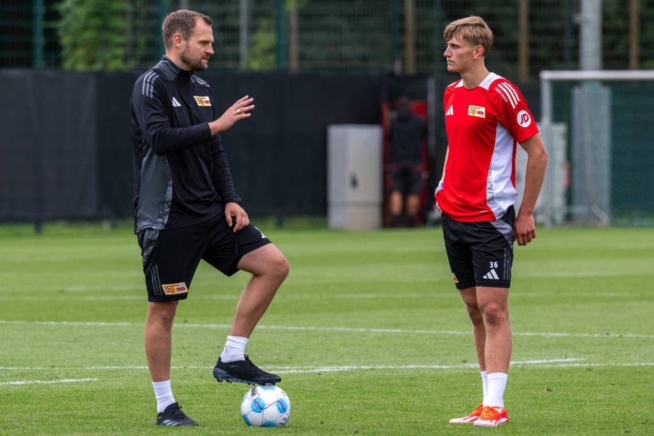 Union-Coach Bo Svenssons (l.) hat Aljoscha Kemlein (19) gleich im ersten Testspiel in die Startelf befördert.