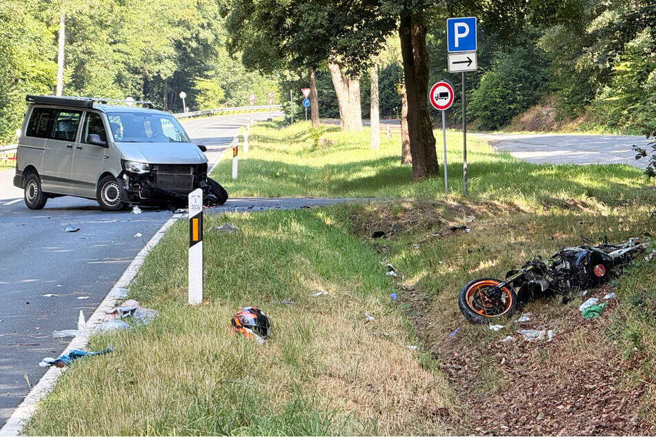 Bei einem Unfall auf einer Landstraße sind in Hessen zwei Menschen so schwer verletzt worden, dass sie in Lebensgefahr schweben.