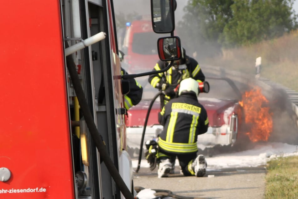Die Feuerwehr kämpft mit einem Schaumteppich gegen die Flammen.