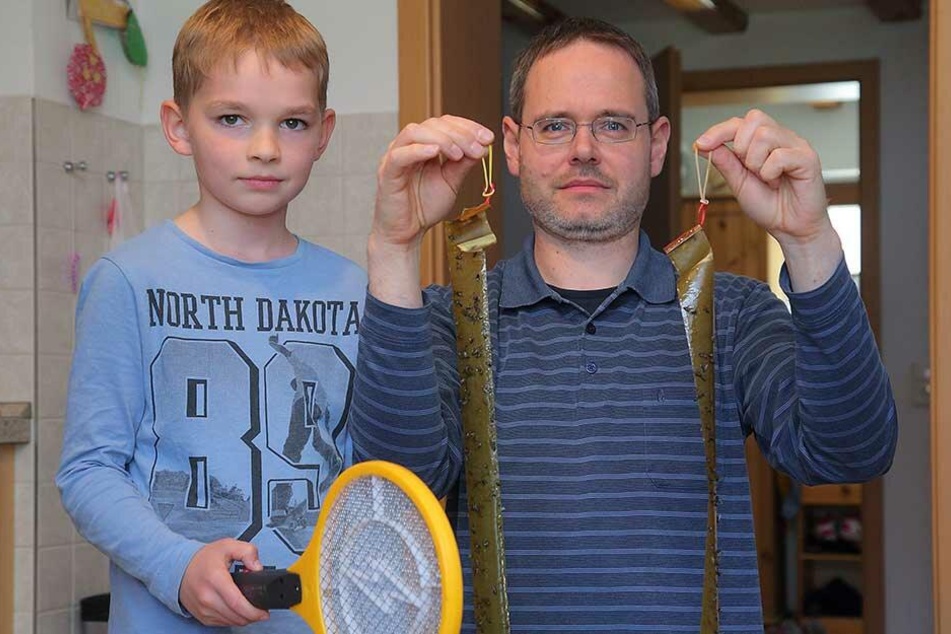 Daniel Steinmüller (46) zeigt mit Sohn Johann (8) die Waffen der Anwohner.