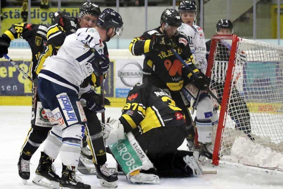 Die Eislöwen hatte viele Chancen, aber der Tölzer Keeper Ben Meisner (r.) behielt den Überblick.