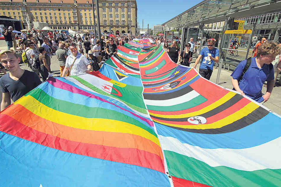 Fahne mit Symbolkraft: In über 70 Ländern drohen Homosexuellen Strafen - bis
hin zur Todesstrafe.