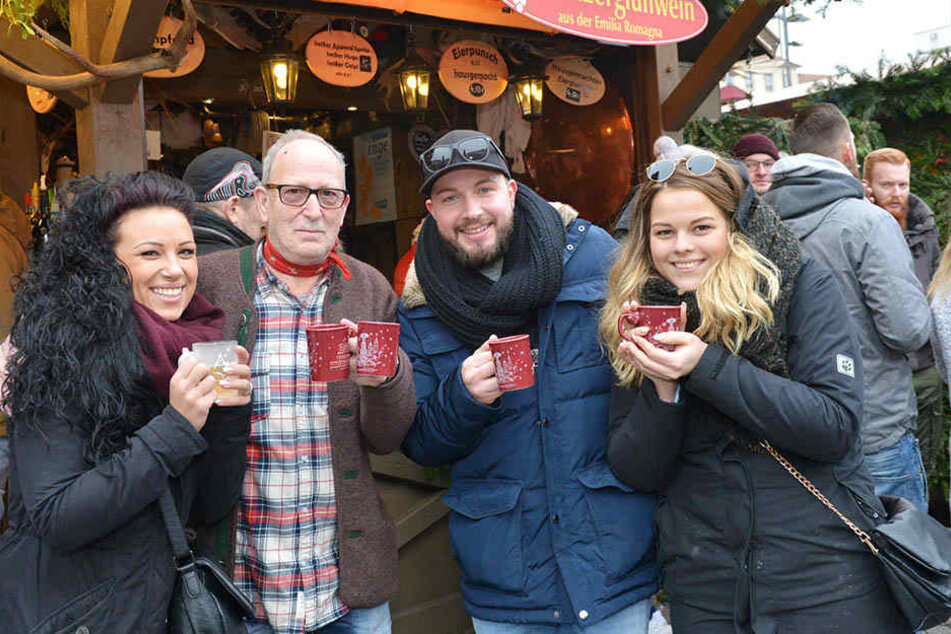 Glücklich und zufrieden auf dem Striezelmarkt: Gustl (63, 2.v.l.) von der "Jagerhütt'n" mit Gästen aus Berlin.