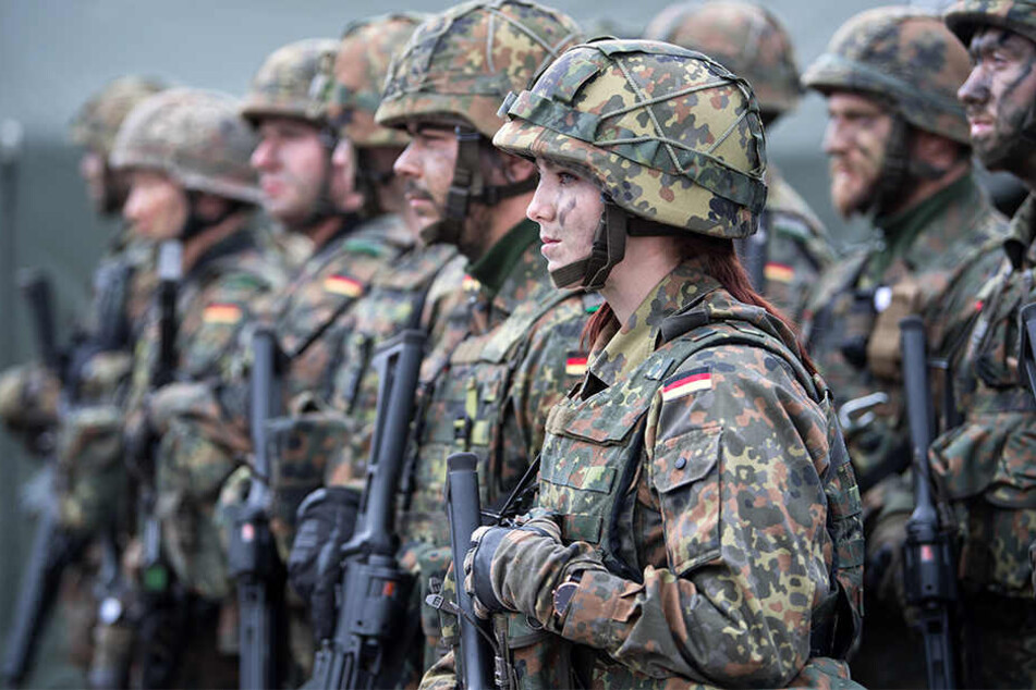 Eine deutsche Bundeswehr-Soldatin steht zusammen mit ihrem Kameraden beim von der Bundeswehr angeführten Nato-Bataillon auf dem Militärstützpunkt im litauischen Rukla.