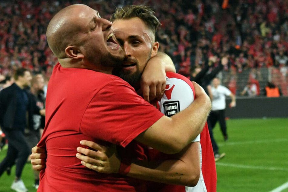 Florian Hübner wird nach dem Schlusspfiff von einem Fan umarmt.