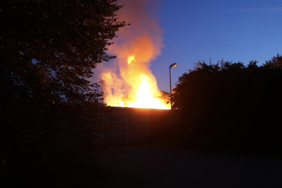 Flammen auf einem Industriegelände bei Kamenz.