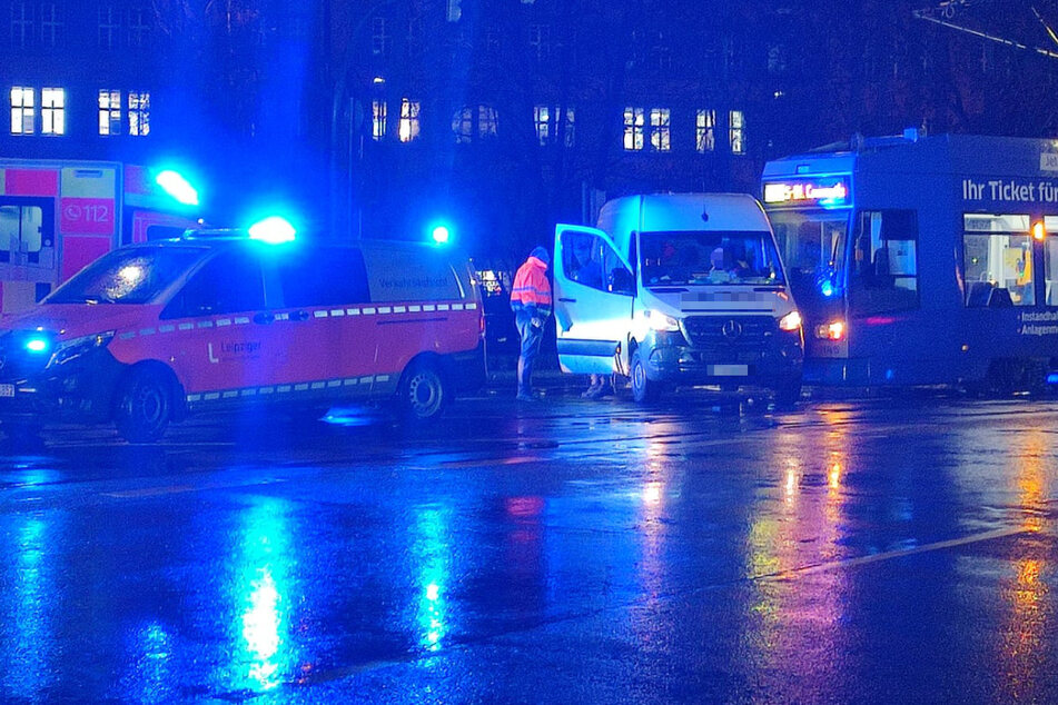 Tram kracht gegen Transporter: Unfall auf Leipzigs Goerdelerring