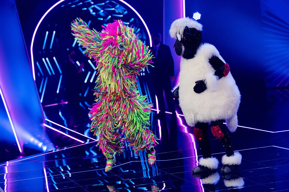 Zottel freut sich in der ProSieben-Show "The Masked Dancer" über den Einzug in die nächste Runde - Alex Schulz (53) als Schaf ist raus.