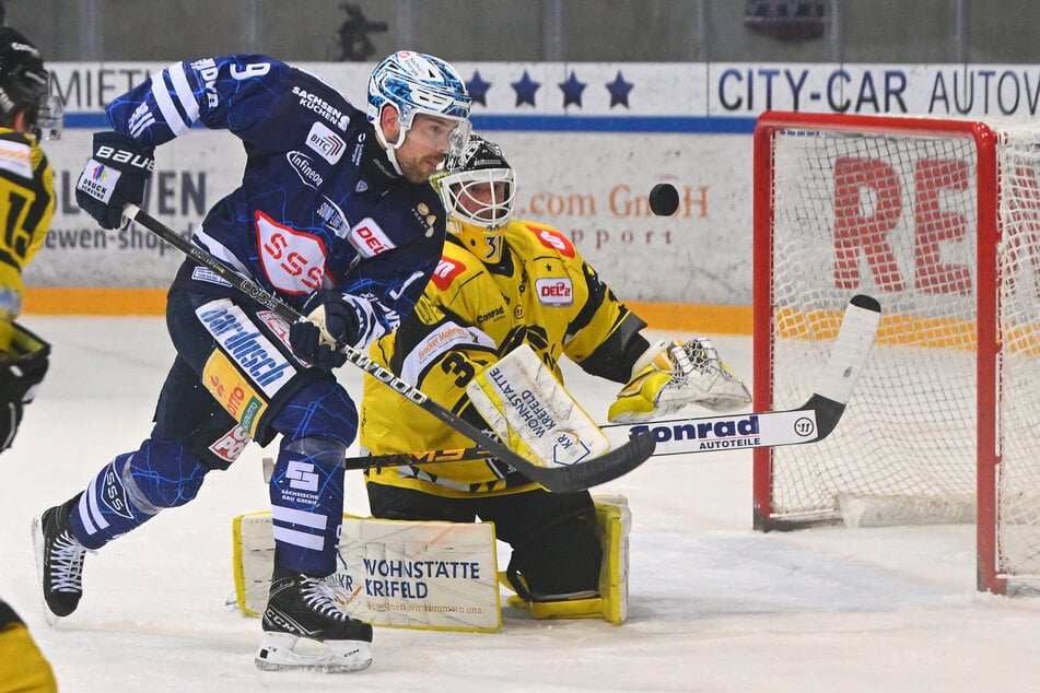 Eislöwen-Stürmer Drew LeBlanc (l.) hatte gegen Krefelds Goalie Felix Bick kein Glück.