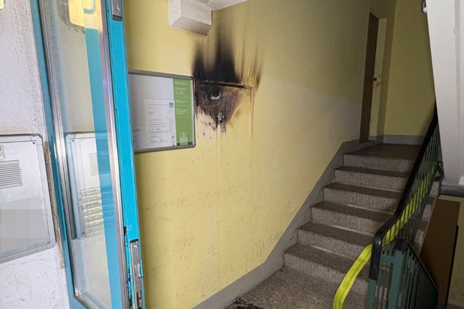 Ein Anschlagbrett in einem Mehrfamilienhaus brannte am Montagabend.