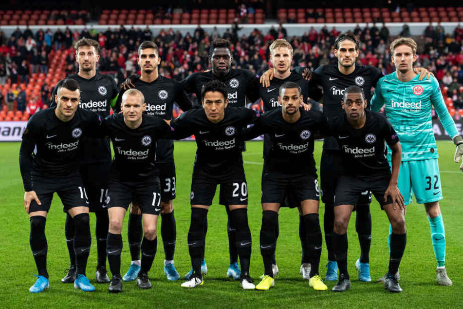 Im Europapokal weicht die Eintracht in der Regel auf ein komplett schwarzes Laibchen aus.