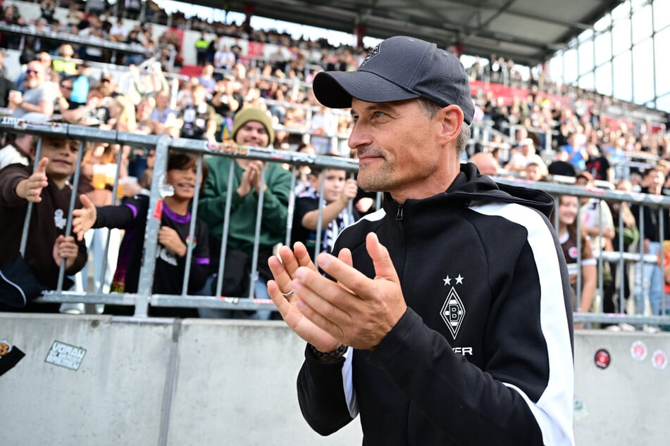 Ex-Trainer Alexander Blessin (53) wurde herzlich von den Fans empfangen, verirrte sich in der Pause aber in die St.-Pauli-Kabine.