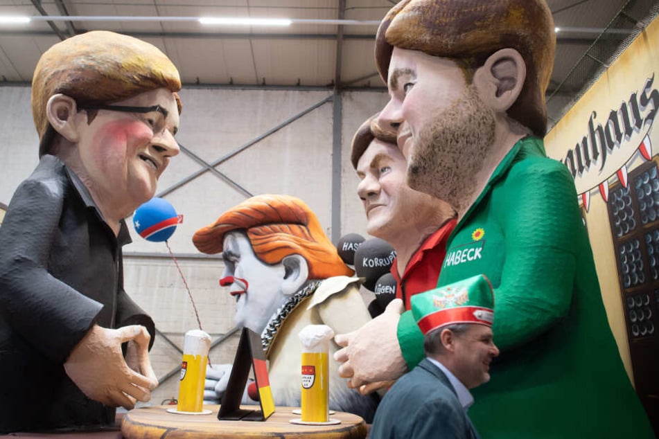 Ein Karnevalswagen mit den Pappfiguren von Armin Laschet (CDU, l), Robert Habeck (Bundnis90/Die Grünen, r) und Olav Scholz (SPD, M) vorbei, die um das Kanzleramt verhandeln.