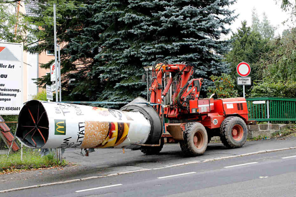 Die Litfaßsäule landete vor der Einfahrt eines Bereitschafts-Betriebes - dessen Mitarbeiter sie sofort von der Straße entfernten.