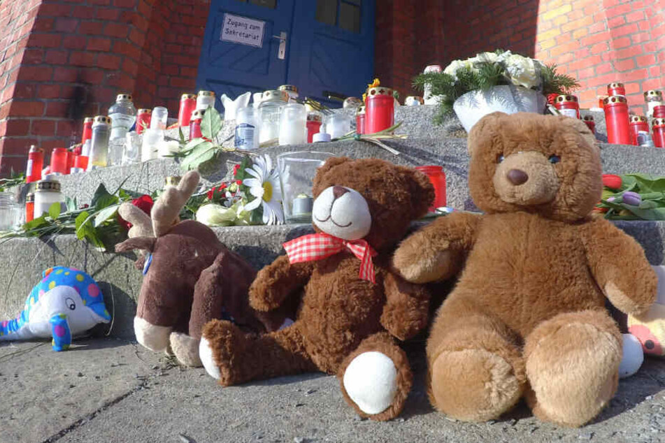 Vor der Schule legen Trauernde Plüschtier, Kerzen und Blumen nieder.