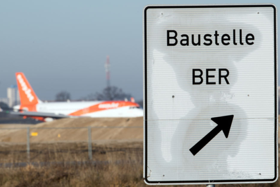 Ein Hinweisschild steht an der Zufahrt zur Baustelle des Hauptstadtflughafens BER.