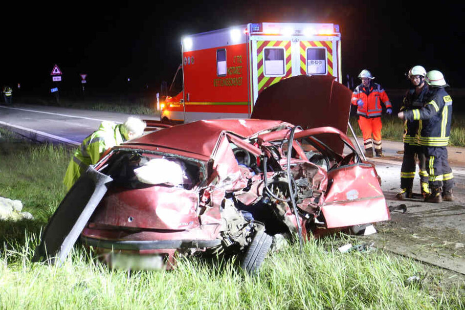 Der Fiat wurde bei dem Unfall stark zusammengedrückt.