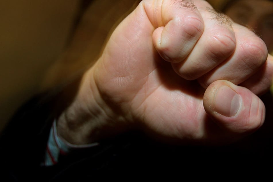 Mehrfache gewalttätige Übergriffe gegen seine Eltern werden dem 26-Jährigen zur Last gelegt.