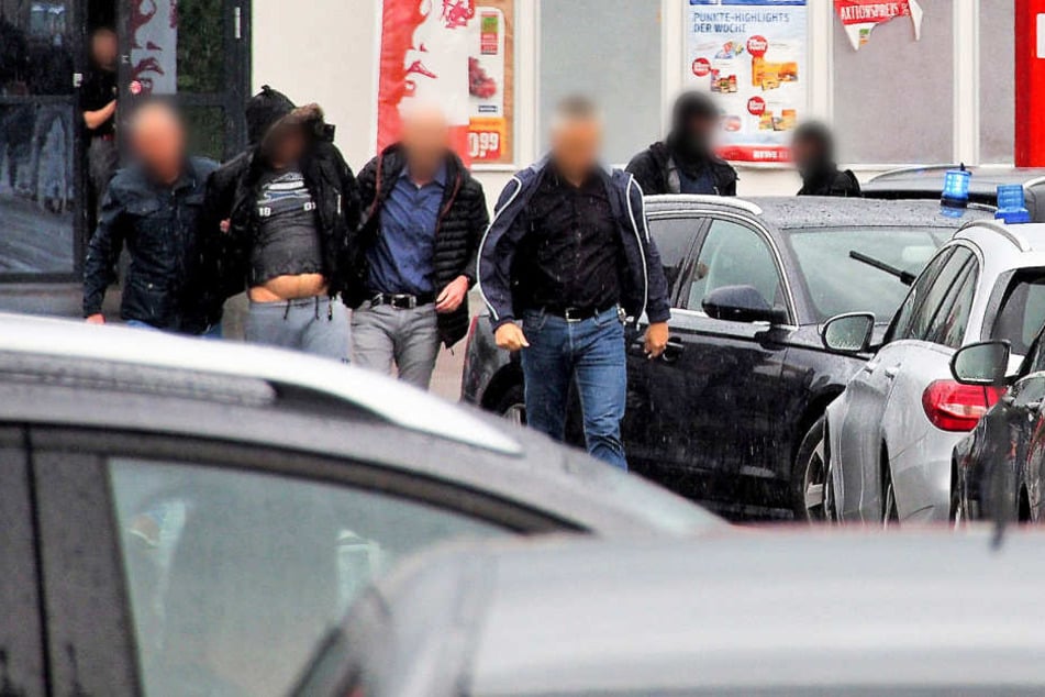 Ein Verdächtiger (2.v.l) im Missbrauchsfall in Freiburg wird von Polizisten festgenommen. Den Ermittlungen zufolge hatten die Mutter und ihr Lebensgefährte einen neunjährigen Jungen übers Internet für Vergewaltigungen angeboten. (Archivbild)