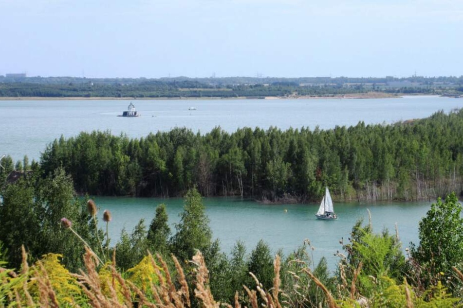 Auch um den Störmthaler See führen mehrere Wanderungen.