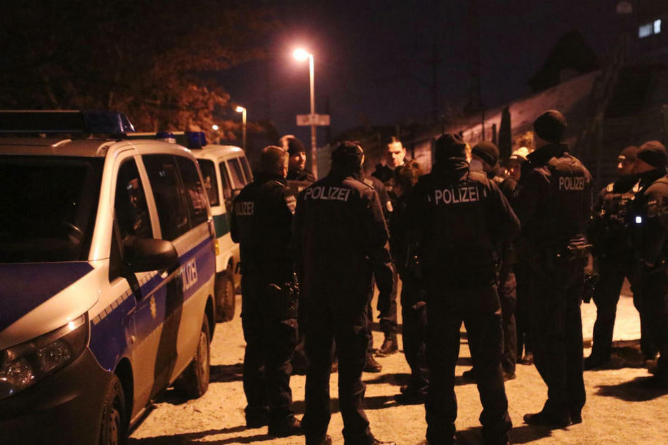 Ein Großaufgebot der Polizei Berlin sammelt sich für eine Razzia im Club "Magdalena".