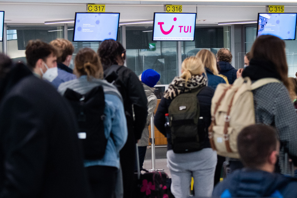 Passagiere stehen am Flughafen Hannover am Check-Inn für einen Tuifly Flug nach Palma de Mallorca. (Archivbild)