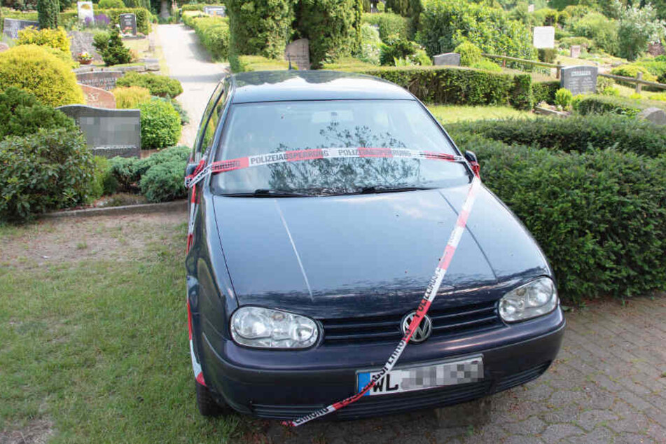 Das Auto fuhr auf seiner Irrfahrt auf einen Stein auf.