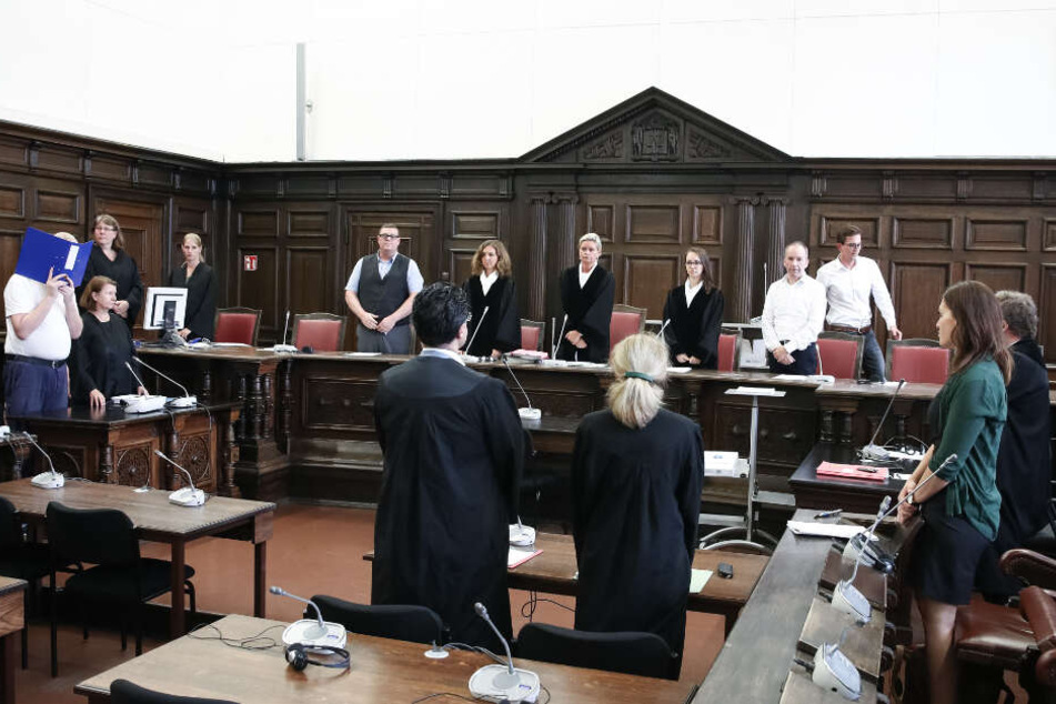 Das Landgericht Hamburg verurteilte den 50-Jährigen (links) zu einer lebenslangen Freiheitsstrafe.